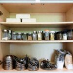 Perché dovresti mettere un pezzo di gesso negli armadietti della cucina stasera