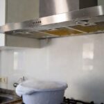 Perché dovresti mettere una bacinella di acqua calda e sgrassatore sotto la cappa della cucina stasera