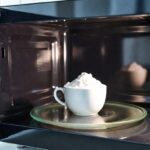 Perché dovresti mettere una tazzina di bicarbonato nel forno a microonde mentre non lo usi