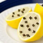 Perché dovresti piantare i chiodi di garofano in mezzo limone per allontanare le mosche dal tavolo