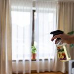 Perché dovresti spruzzare un po' di aceto di mele sulle tende del soggiorno una volta al mese
