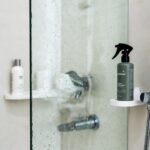 Perché dovresti spruzzare un po' di balsamo per capelli sulle porte della doccia in vetro