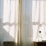 Perché dovresti spruzzare una miscela di acqua e aceto sulle tende del soggiorno una volta al mese