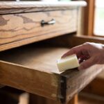 Perché dovresti strofinare un pezzo di sapone solido sulle guide dei cassetti di legno che si incastrano