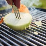 Perché dovresti strofinare una mezza cipolla sulla griglia del barbecue prima di accenderlo