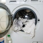 Perché la tua lavatrice lascia macchie grigie sui vestiti bianchi e come risolvere oggi