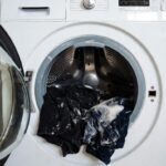 Perché la tua lavatrice lascia strani residui bianchi sui vestiti scuri e come risolvere oggi