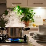 Perché non dovresti mai buttare l'acqua di cottura della pasta (puoi usarla così per pulire)