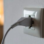 Perché non dovresti mai lasciare il caricabatterie attaccato alla presa senza il telefono