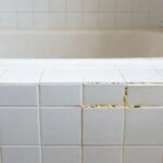 Perché non dovresti mai usare la candeggina per pulire le fughe delle piastrelle ingiallite