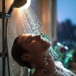 Perchè tutti stanno iniziando a farsi una doccia fresca prima di andare a dormire