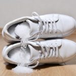 Perché tutti stanno mettendo un cucchiaio di sale grosso dentro le scarpe da ginnastica