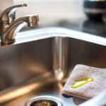 Perché tutti stanno mettendo un goccio di olio d'oliva sul lavello in acciaio dopo averlo lavato