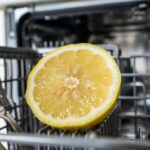 Perché tutti stanno mettendo un mezzo limone nel cestello delle posate della lavastoviglie stasera