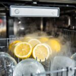 Perché tutti stanno mettendo una buccia di limone nella lavastoviglie durante il lavaggio a caldo