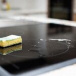 Perché tutti stanno usando la vecchia spugna dei piatti per pulire il piano a induzione della cucina
