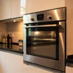 Pulizia del forno senza stress: il trucco della scatola per eliminare il grasso bruciato