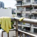 Ringhiere del balcone piene di smog: come lavarle velocemente senza bagnare i vicini di sotto