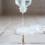 Sbiancare le fughe delle piastrelle con acqua ossigenata senza odori tossici