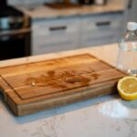 Tagliere in legno macchiato? Come igienizzarlo a fondo