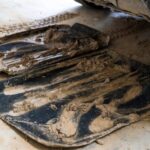 Tappetini dell'auto pieni di fango: come lavarli a fondo a costo zero a casa