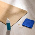Tappetino per lo yoga appiccicoso o che puzza di sudore? Come pulirlo dopo ogni allenamento