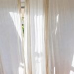 Tende ingiallite dal tempo: il metodo per farle tornare bianche e profumate