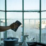 Trucco per pulire i vetri del balcone senza aloni