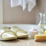 Trucco per pulire le ciabatte di plastica senza romperle