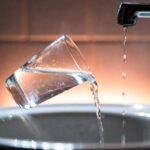 Versa un bicchiere di aceto bianco negli scarichi prima di andare a dormir