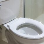 Versa un bicchiere di aceto e sale grosso nel WC stasera: il mattino dopo rimarrai a bocca aperta