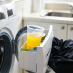 Versa un bicchiere di succo di limone nella vaschetta della lavatrice prima di lavare i capi scuri