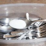 come eliminare il nero dalle posate di argento senza usare l'aceto