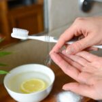come pulire le unghie delle mani dalla terra in modo naturale usando uno spazzolino