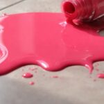 come rimuovere in modo efficace dello smalto caduto sul pavimento