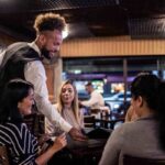 cosa significa per la psicologia quando si passano i piatti al cameriere in un ristorante