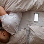 Tenere il cellulare vicino al letto è una buona idea? Rischi per sonno, salute e igiene