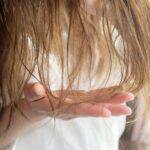 Gli Errori Quotidiani che Rendono i Capelli Più Fragili