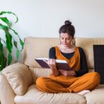 la psicologia svela cosa vuol dire preferire restare a casa invece di uscire