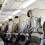 Trombosi del viaggiatore: perché non togliere le scarpe in volo oltre le 16 ore