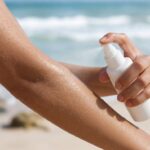 come applicare correttamente lo spray solare per i dermatologi
