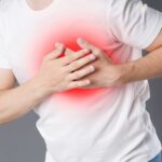 Dolore al petto che cambia con la posizione: potrebbe essere un segnale di pericardite?