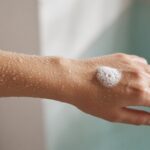 Pelle, microbiota cutaneo e eczemi: cosa cambia se usi troppi detergenti