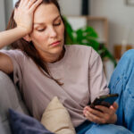 Perché rileggiamo vecchi messaggi anche se sappiamo che ci faranno stare male