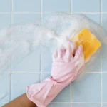 Quanto è importante asciugare bene le superfici dopo averle pulite secondo la microbiologia