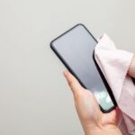 Lo smartphone è sempre nelle nostre mani: cosa può accumularsi sulla sua superficie