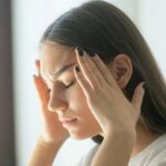 Quando preoccuparsi per l'emicrania con aura e quali sono i sintomi più comuni