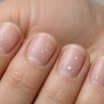 Unghie che si spezzano righe e macchioline bianche